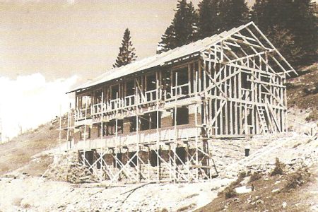 Stavba-prvej-chaty-na-Pleseli-1938